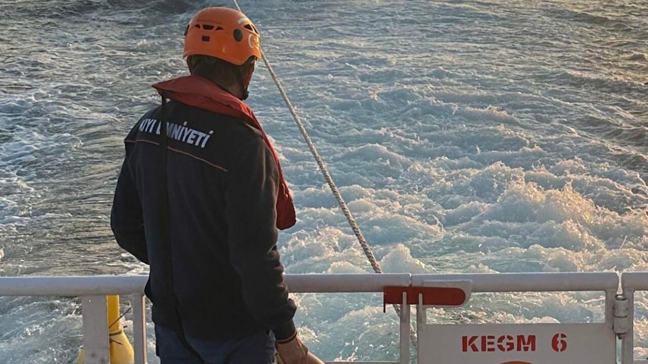 Çanakkale Boğazı'nda sürüklenen tekne kurtarıldı