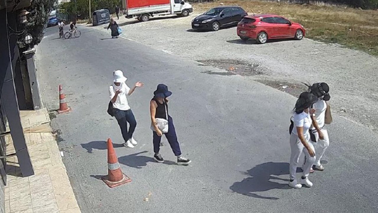 Dikkat çekmemek için şık giyinip, şapka ve gözlük takan hırsızlık şüphelisi 3 kadın yakalandı