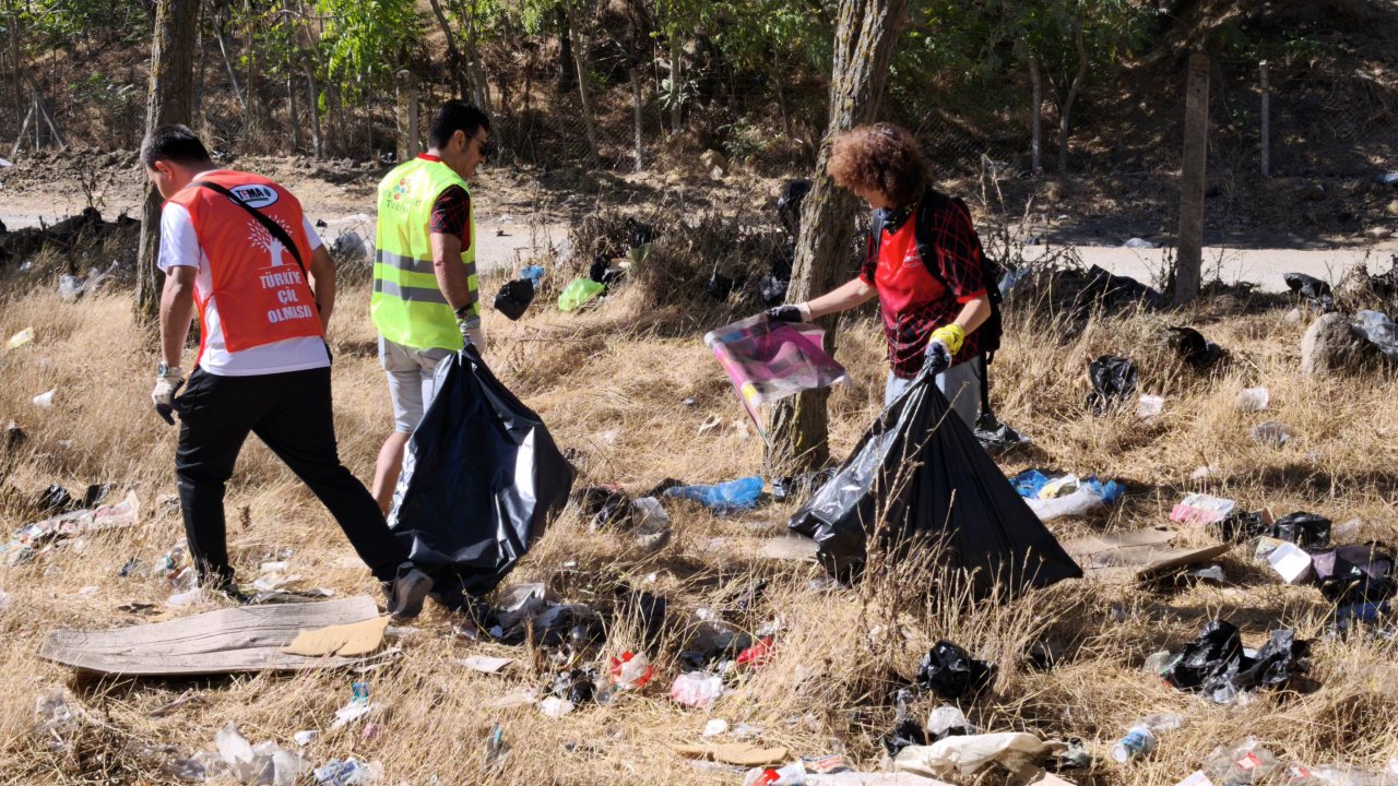 Dünya Temizlik Günü'nde 3 saatte 100 torba atık topladılar