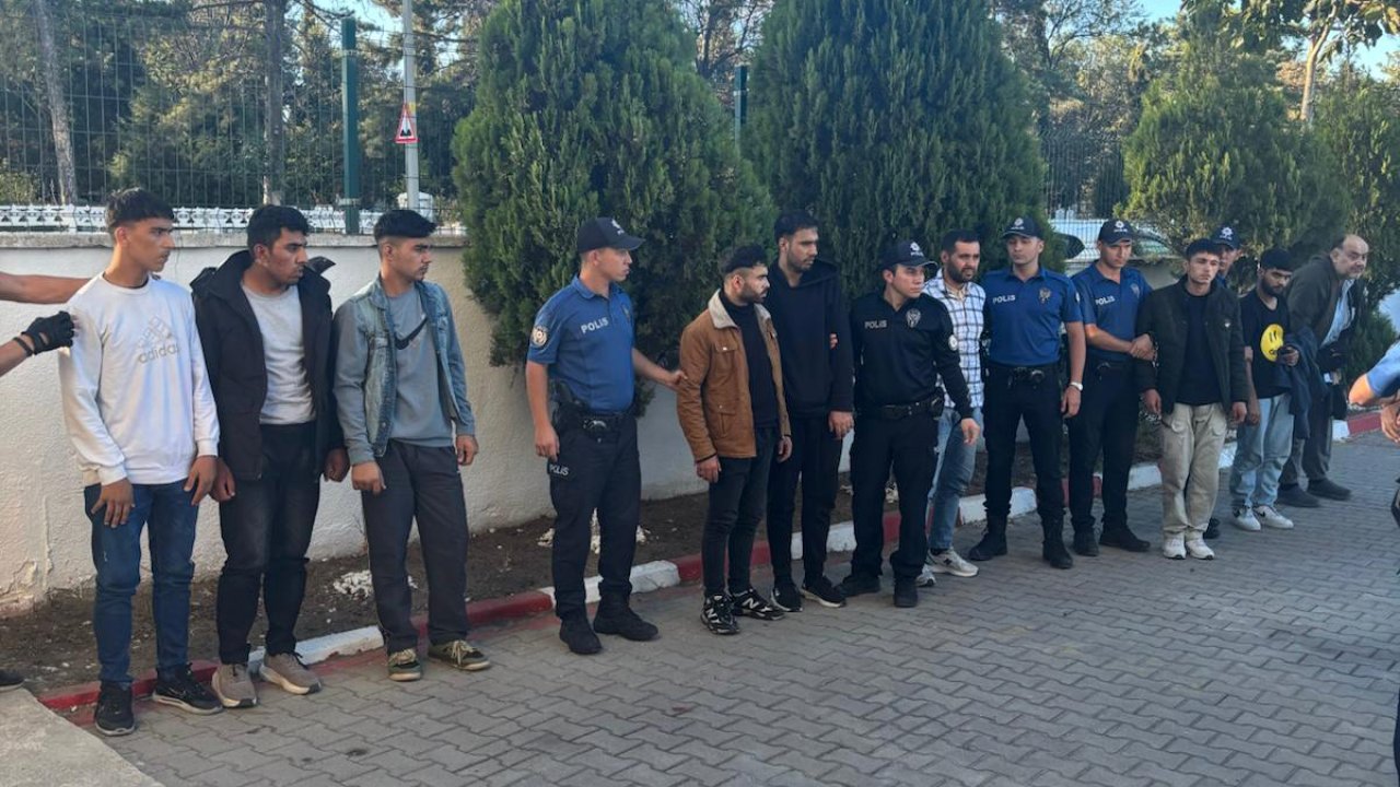 Edirne’de kamyonette 15 kaçak göçmen yakalandı; 1 gözaltı