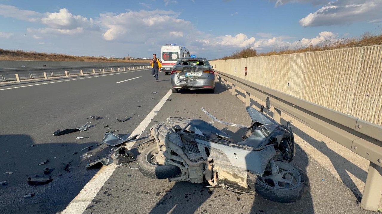 Emniyet şeridindeki otomobile çarpan motosikletin sürücüsü yaralandı