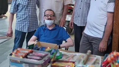Engelli seyyar satıcının tezgahında unuttuğu parası çalındı