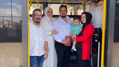 Halk otobüsüyle kendilerini nikaha yetiştiren sürücüyü şahit yaptılar