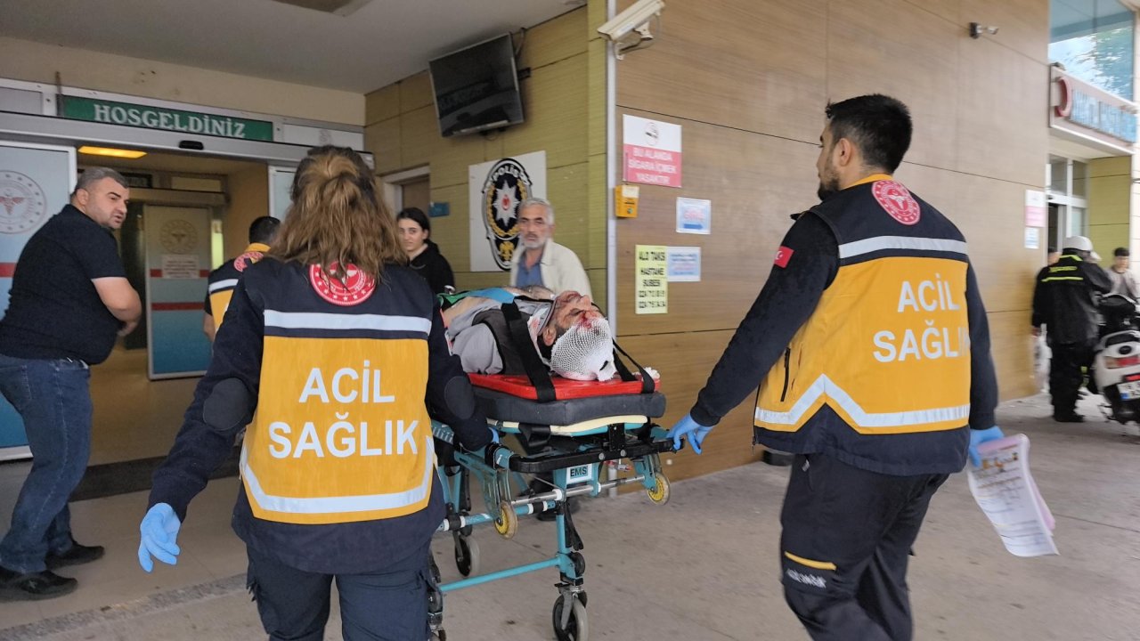İnegöl&#039;de, otomobil bariyerlere çarptı; 1&#039;i ağır 2 yaralı