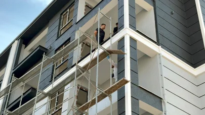 İnşaatta boya yapan işçi, 4'üncü kattan düşüp öldü