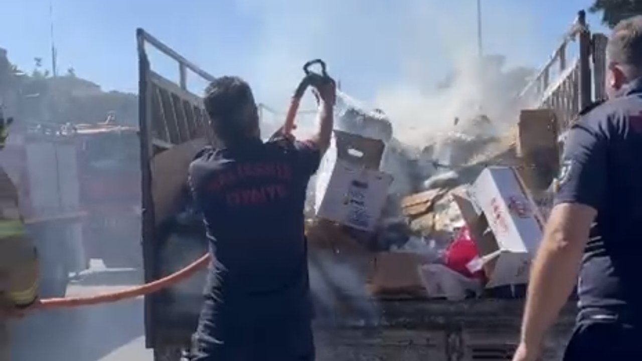 İtfaiye ekipleri töreni bırakıp, kamyonetteki yangınına müdahale etti