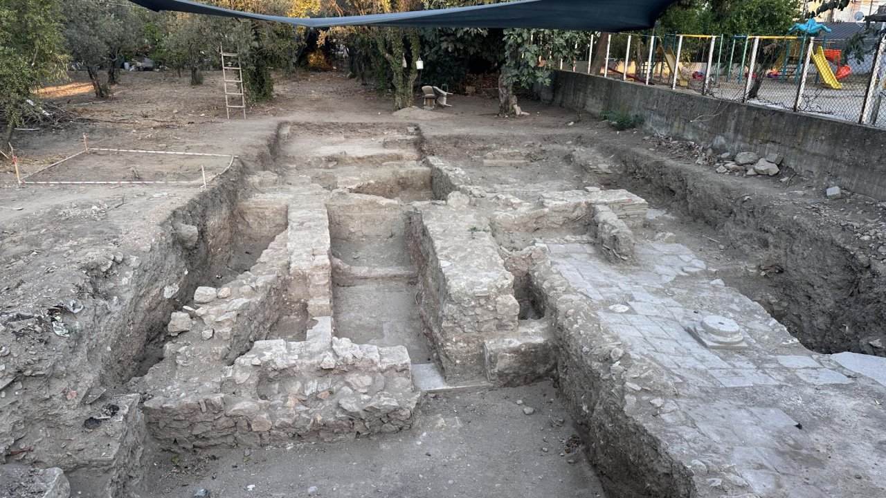 İznik’te Roma Dönemi’ne ait mozaiği gün yüzüne çıkarmak için çalışmalar sürüyor