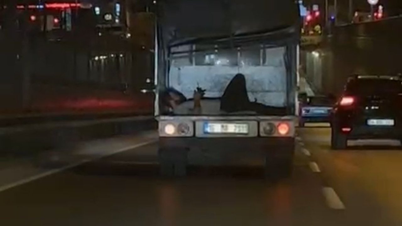 Kamyonetin arka kapağı açık olan kasasında tehlikeli yolculuk kamerada