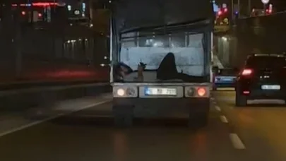 Kamyonetin arka kapağı açık olan kasasında tehlikeli yolculuk kamerada
