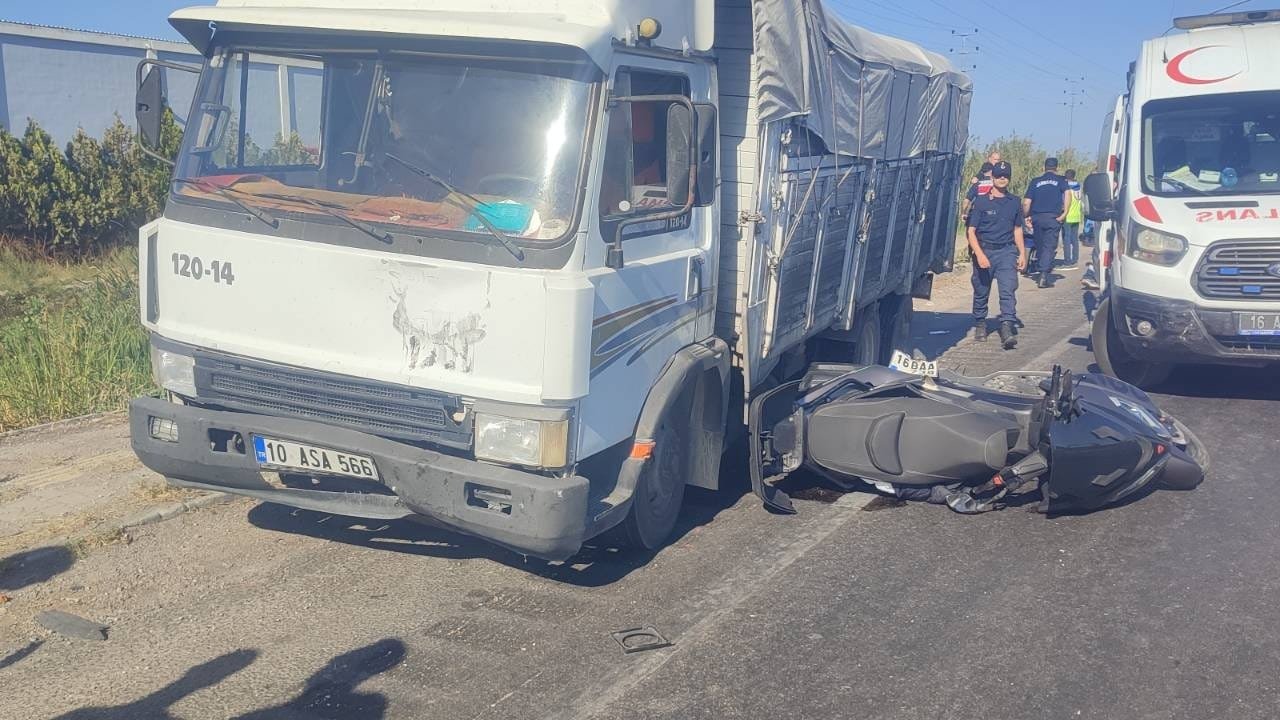 Kırmızı ışıkta bekleyen motosiklete kamyon çarptı: Baba öldü, oğlu yaralı