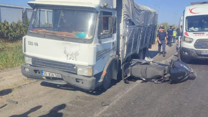 Kırmızı ışıkta bekleyen motosiklete kamyon çarptı: Baba öldü, oğlu yaralı
