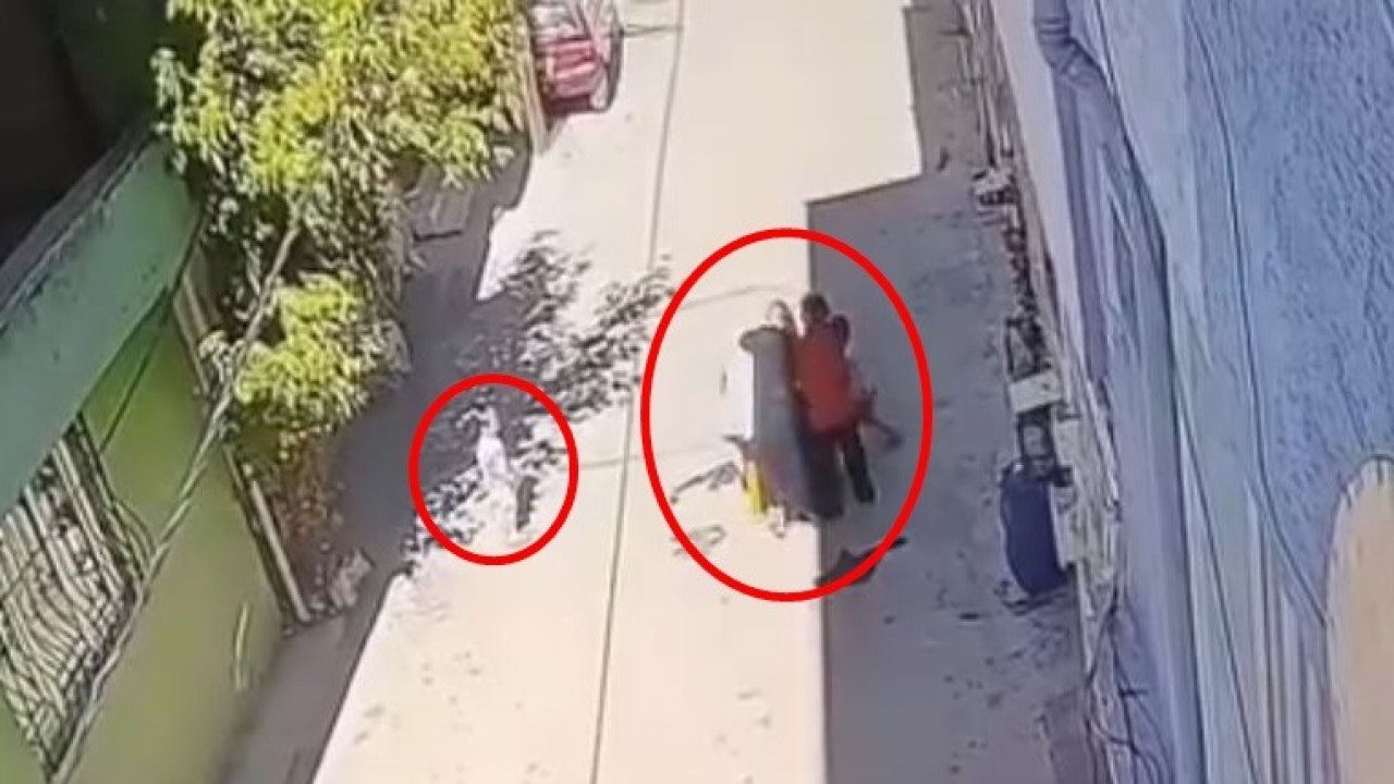 Kucağında çocuğuyla yürüyen anneyi 3 kadının darbettiği anlar kamerada
