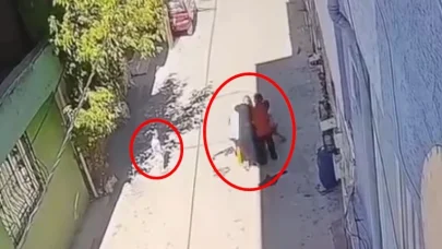 Kucağında çocuğuyla yürüyen anneyi 3 kadının darbettiği anlar kamerada