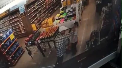 Markette otizmli çocuğa vurup düşürdü; o anlar kamerada