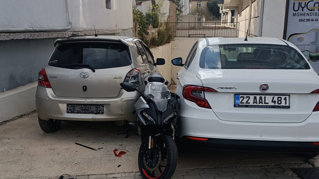 Motosiklet, otomobile çarpıp başka aracın üzerine düştü; 1 yaralı