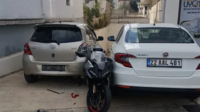 Motosiklet, otomobile çarpıp başka aracın üzerine düştü; 1 yaralı