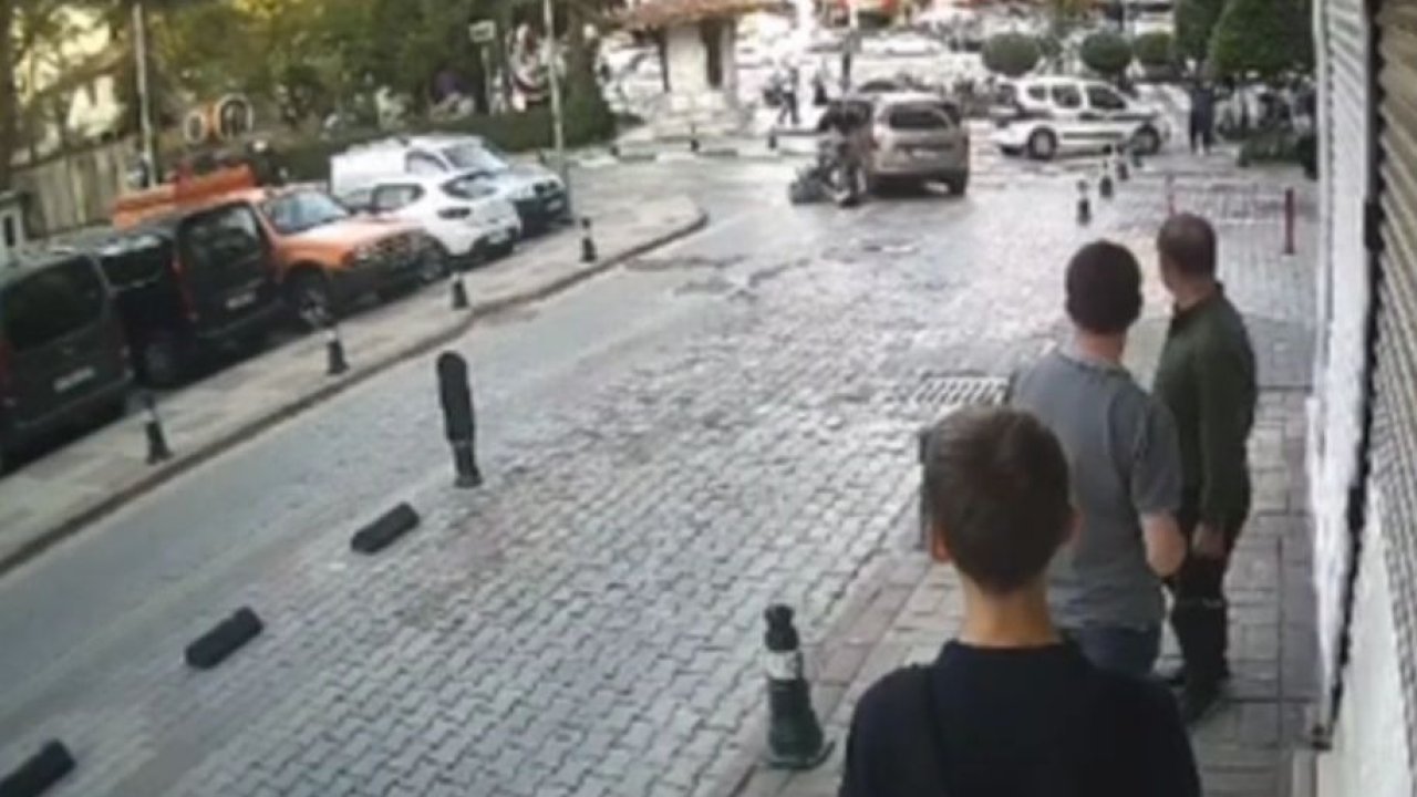 Motosikletin önce çocuğa, ardından hafif ticari araca çarptığı kaza kamerada; 2 yaralı