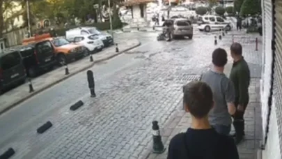 Motosikletin önce çocuğa, ardından hafif ticari araca çarptığı kaza kamerada; 2 yaralı