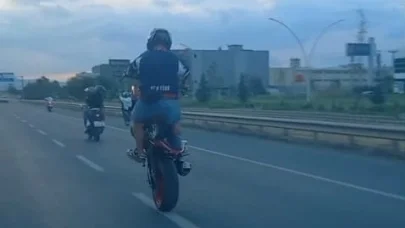 Motosikletlilerin tehlikeli yolculuğu kamerada