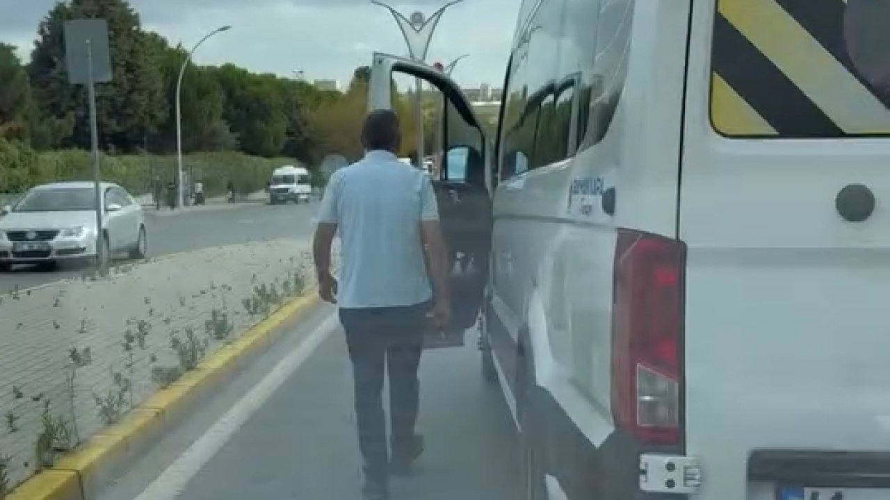 Okul servis şoförü, trafikte aracının önünü kestiği sürücüyü tehdit etti