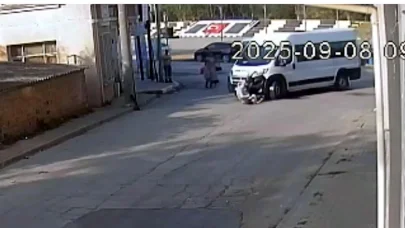 Okul yolunda servis minibüsünün çarptığı anne- oğul yaralandı; kaza kamerada