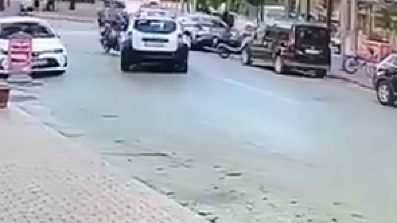 Otomobil ile çarpışan motosikletin sürücüsü metrelerce yükseğe savruldu; kaza anı kamerada