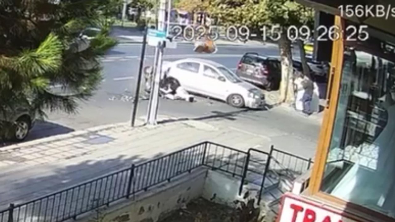 Otomobil ile çarpışan motosiklette 2 kişi yaralandı; kaza kamerada