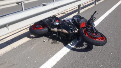 Otomobilin çarptığı motosikletin sürücüsü ağır yaralandı