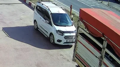 Otomobilin, yayaya çarptığı kaza kamerada