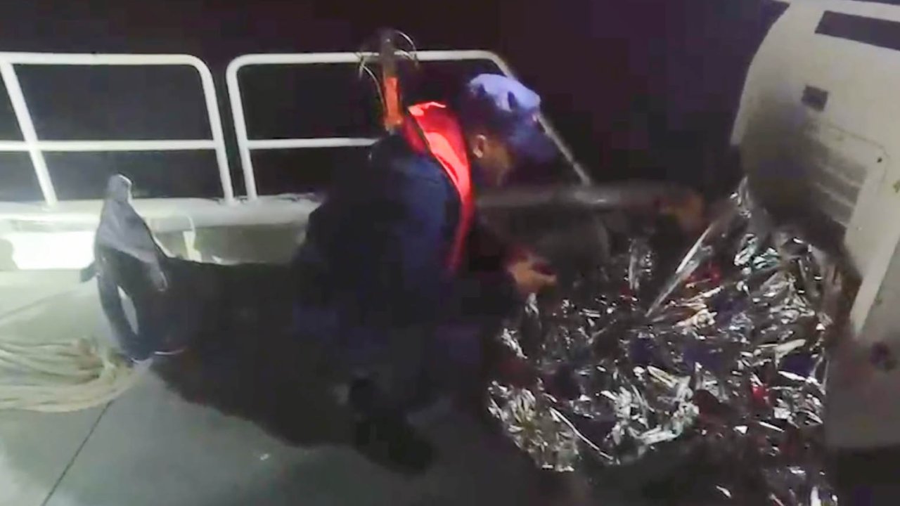 Sakarya- Teknesi alabora olan balıkçıyı Sahil Güvenlik ekibi kurtardı /Video eklendi