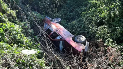 Sakarya’da otomobil şarampole devrildi: Aynı aileden 5 yaralı