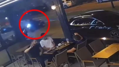 Seyir halindeki motosiklet devrildi; o anlar kamerada