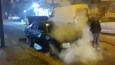 Seyir halindeyken motor kısmından alev alan otomobil yandı