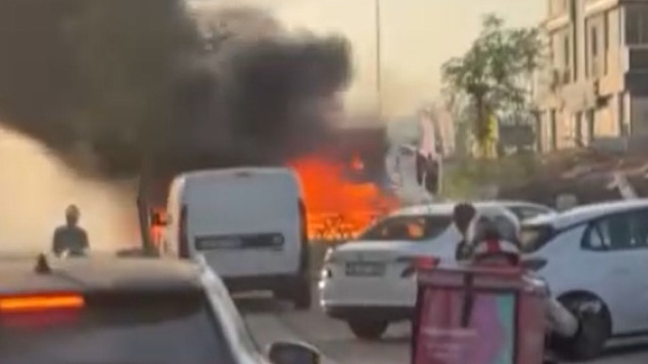 Seyyar kokoreç minibüsü alev alev yandı