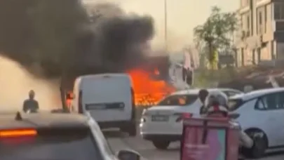 Seyyar kokoreç minibüsü alev alev yandı