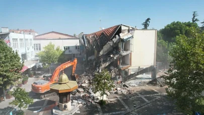 Sındırgı'da depremde hasar gören belediye oteli yıkıldı