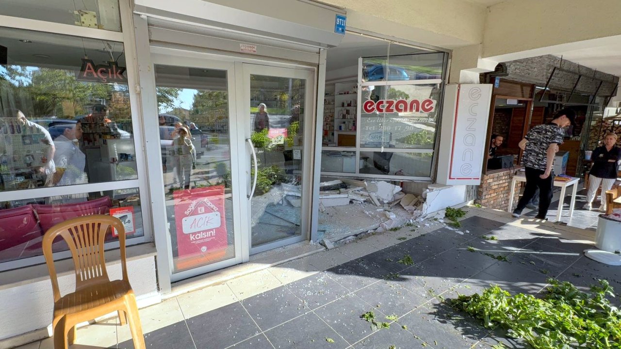 Sürücünün fren yerine gaza bastığı otomobil eczaneye girdi