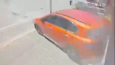 Sürücüsünün el frenini çekmeyi unuttuğu otomobil kuyumcu dükkanına çarptı