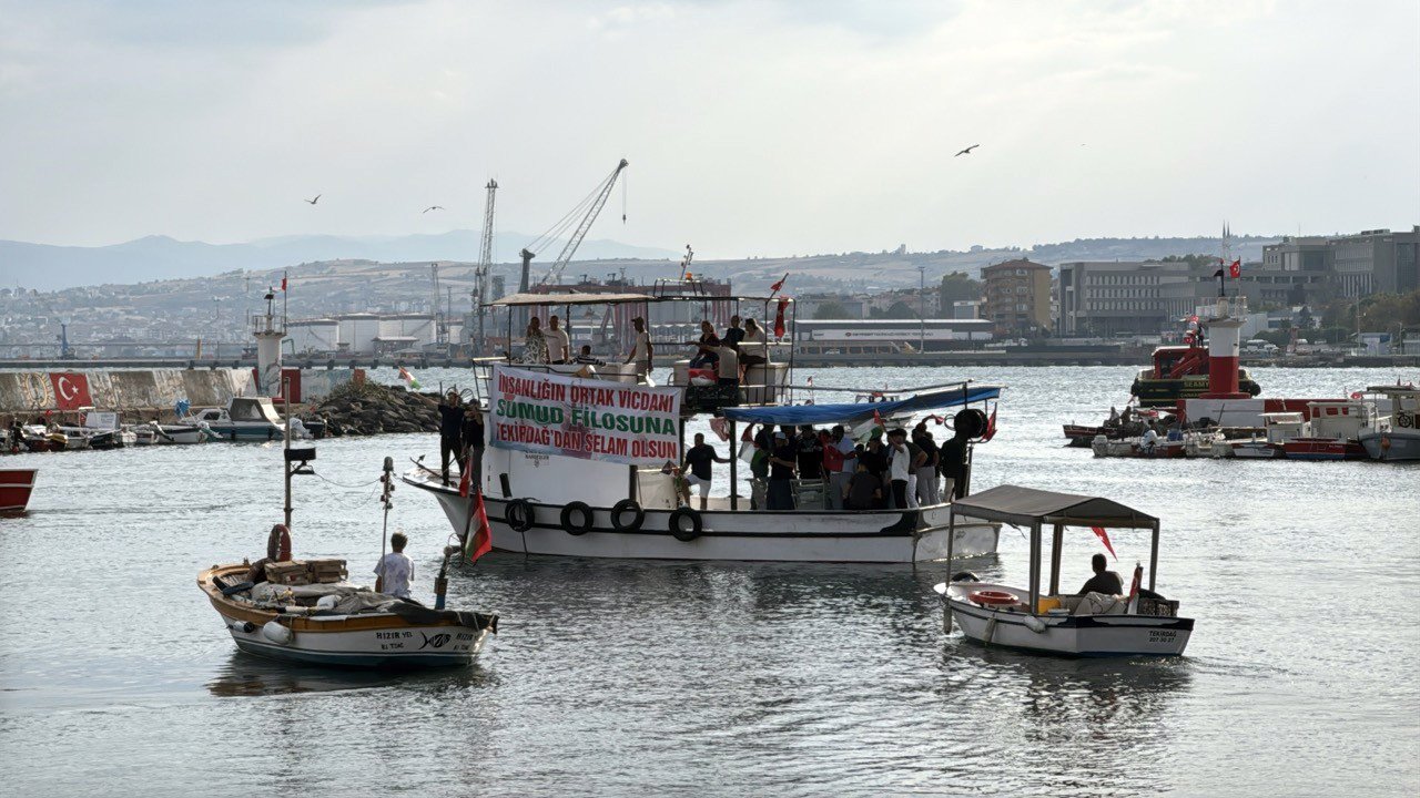 Tekirdağ'da balıkçı ve yelkenliler, Sumud filosuna destek için denize açıldı