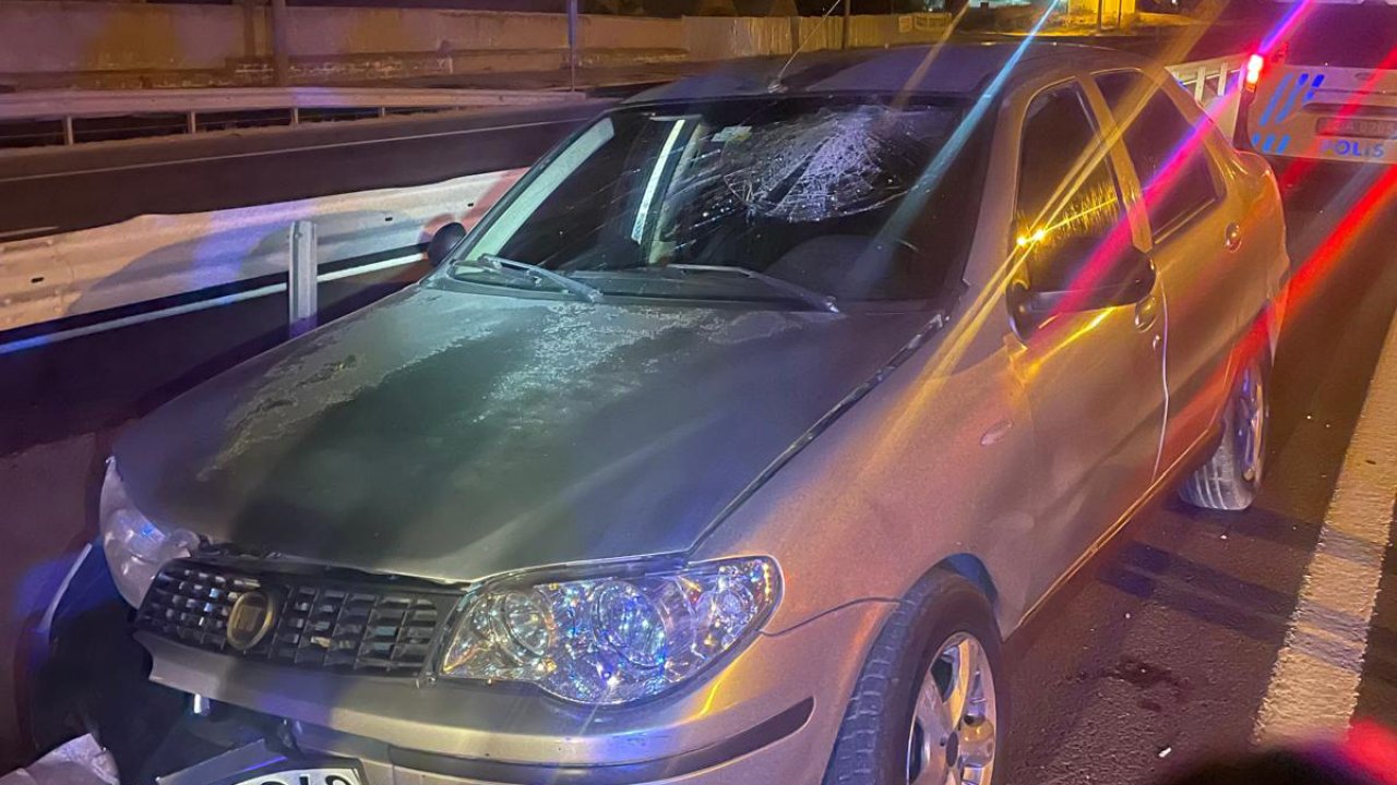 Ters yönde giderken refüje çarpan otomobilin alkollü sürücüsü yaralandı