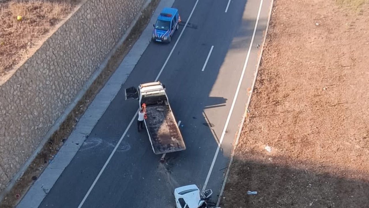 Ters yöne giren otomobille hafif ticari araç çarpıştı: 1 ölü, 3 yaralı
