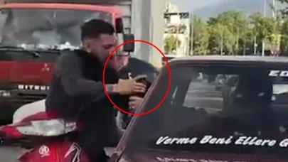 Trafikte kavga ettiği motosikletlinin kaskını aldı; o anlar kamerada