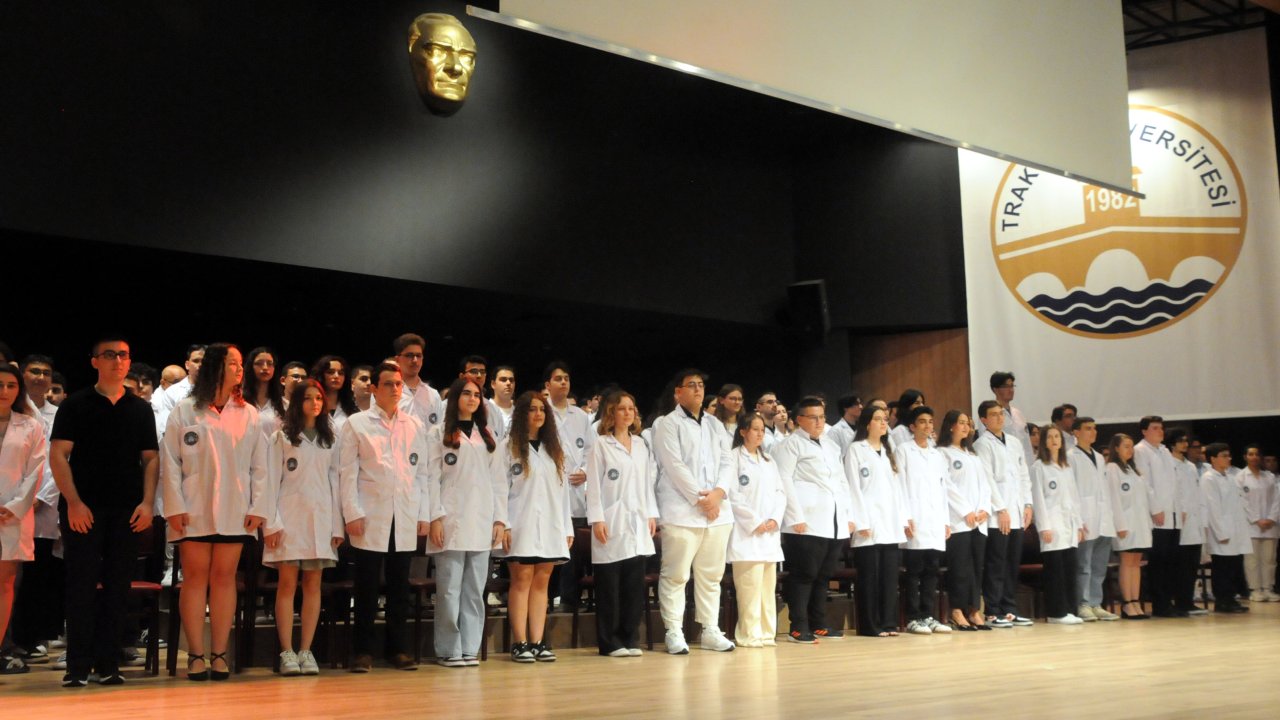 Trakya Üniversitesi’nde hekim adaylarına ‘beyaz önlük’ töreni