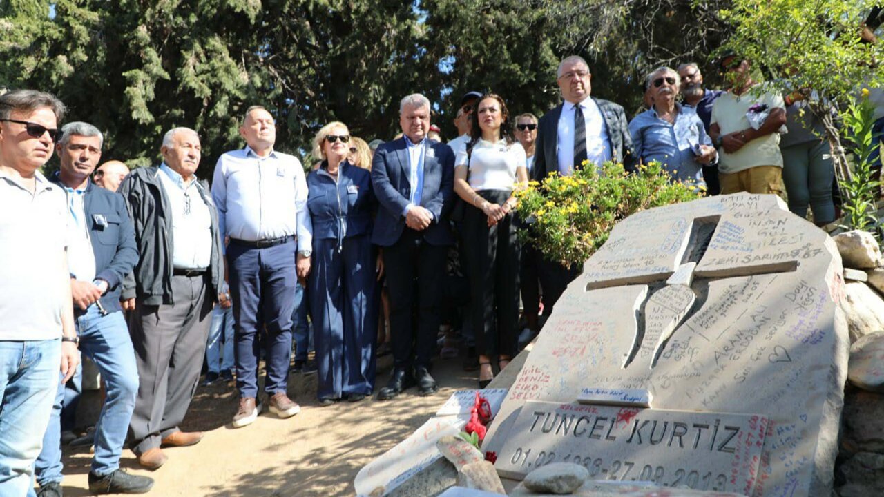 Tuncel Kurtiz, ölümünün 12'nci yıl dönümünde mezarı başında anıldı