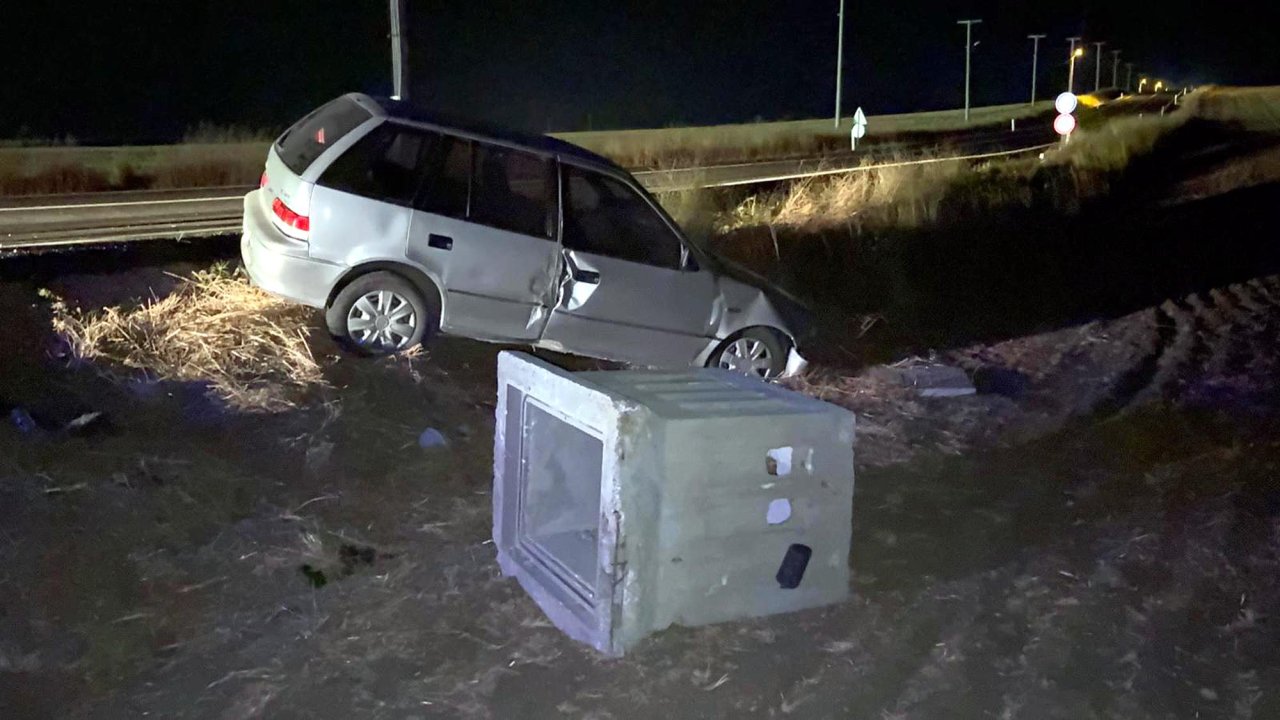 Yol kenarına savrulan otomobilde karı-koca yaralandı