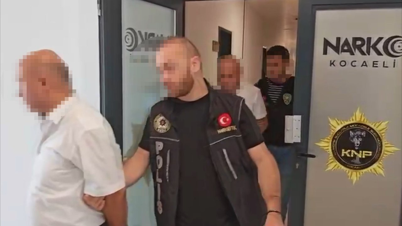 Yolcu otobüsünde ‘pul biber’ ile kaplanmış 7 kilo eroine 2 tutuklama