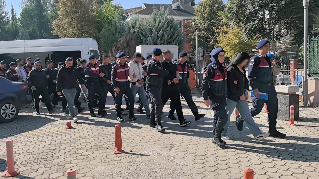 1 kişinin öldüğü silahlı kavganın şüphelileri adliyeye sevk edildi
