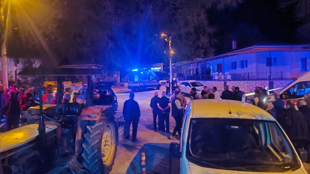 2 arkadaşını köy meydanında tüfekle öldürdü