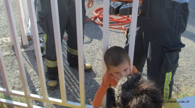 Başı Demir Parmaklıklara Sıkışan Çocuğu İtfaiye Kurtardı