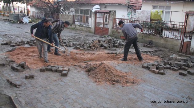 BOZULAN VE DEFORME OLAN PARKE TAŞLARI ONARILIYOR